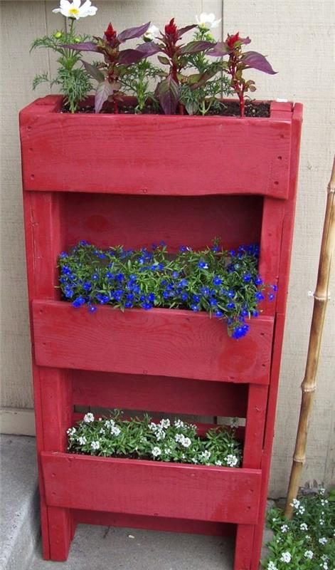 gėlių dėžutė padėkle, perdažyta raudonomis ir įvairiaspalvėmis gėlėmis, balta ir violetinė, idėja, kaip sukurti lauko sodo dekoraciją