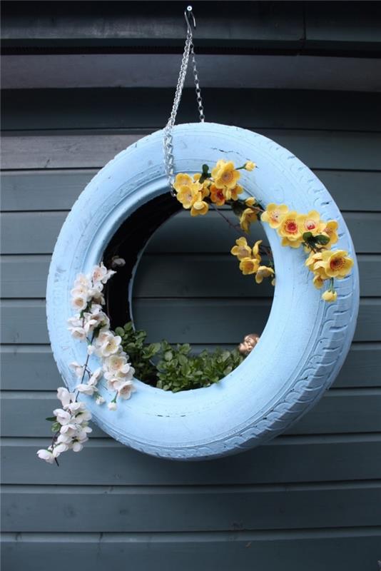 enostavna ideja za zunanjo dekoracijo z recikliranim predmetom, model sejalnika pnevmatik, pobarvan v belo s kovinsko verigo