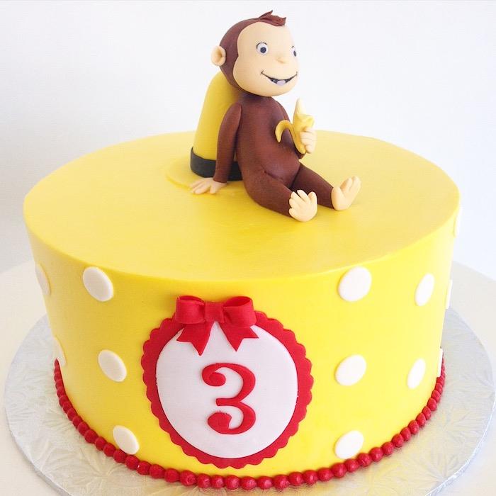 Eğlenceli doğum günü pastası yürümeye başlayan doğum günü pastası kaban, sarı şeker hamuru, işaret heykelcikli havalı pasta fikri