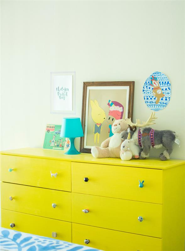 Geltona komoda vaikų kambariui, šauni idėja dažyti medinę spintą, perdažyti medinę laikymo spintelę