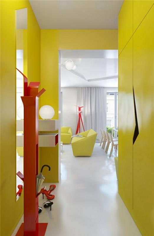 Geltoni ir raudoni originalūs prieškambario dažai, sutvarkykite siaurą įėjimo koridorių, idėja, kaip papuošti