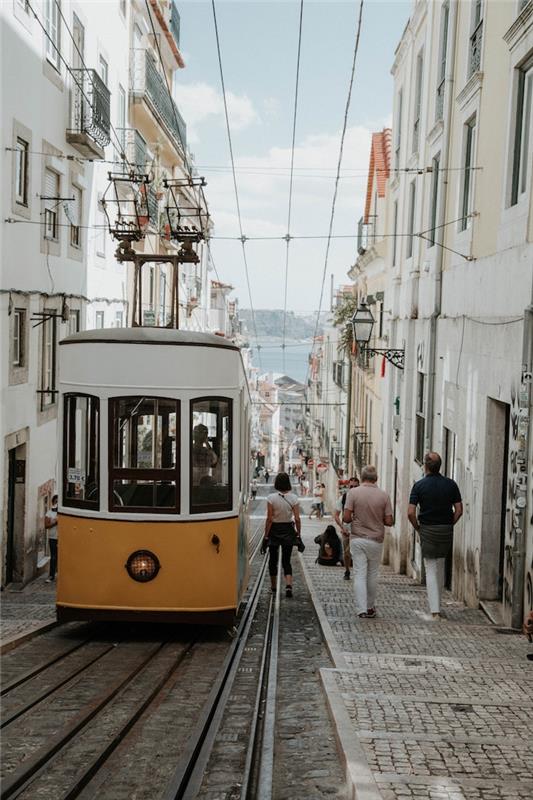Sarı tramvaylar ve tejo nehri ile Portekiz güzellik manzarası, şehir manzarası, en güzelini seç