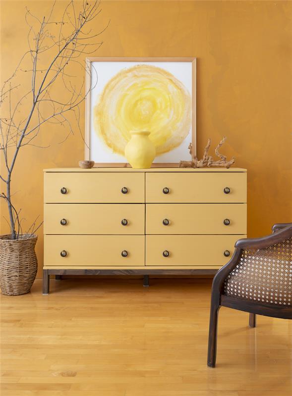 Oranžinis miegamasis su oranžine komoda ir vaza bei dažais, atnaujinkite medinę spintelę, dažytos spintelės idėja atnaujinimui
