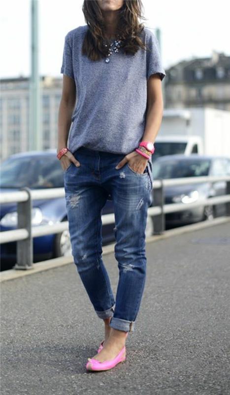 modernaus-mėlyno plyšimo džinsai