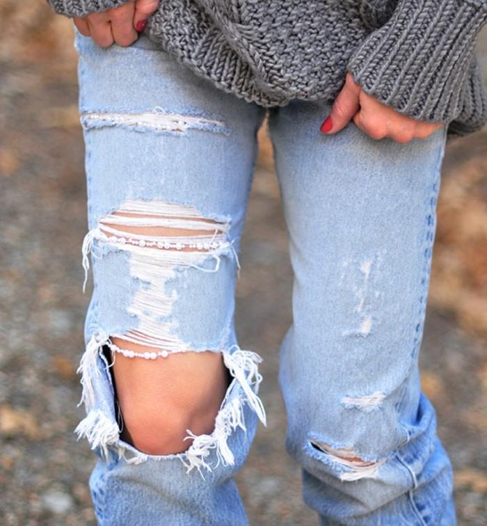 jeans-hole-in-the-koleno-model-jesen-zima-dekoracija-v-biserih-beli-pulover-siv