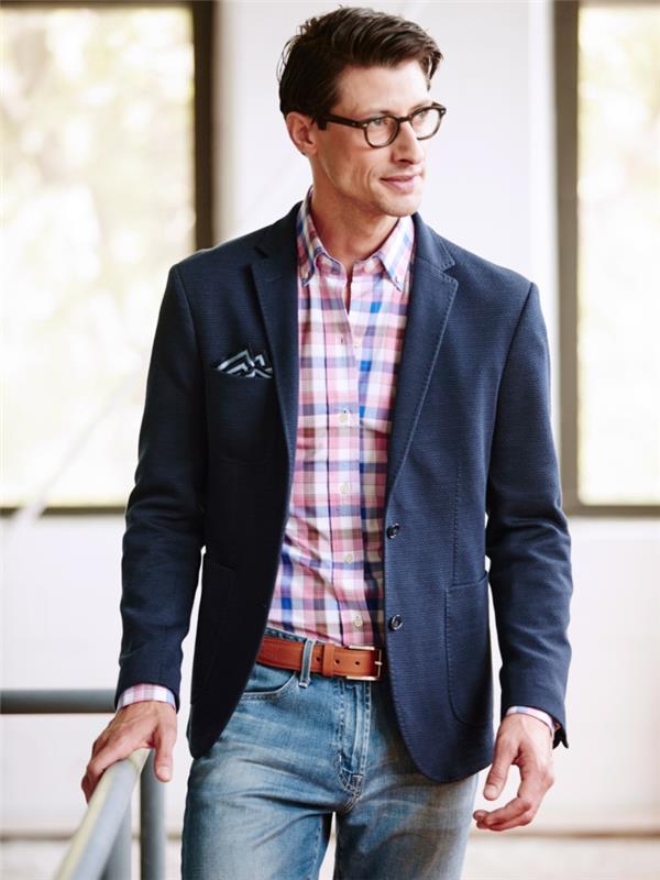 atsitiktinio vyro vakarinės aprangos idėja su šviesiais džinsais ir marškiniais po tamsiai mėlyna striuke, stilingais vyro aksesuarais