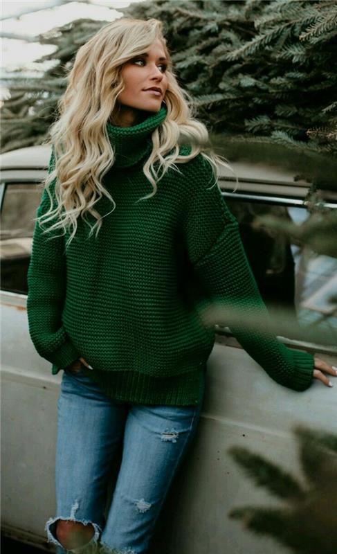 zimska ženska moda 2019, casual eleganten zimski videz v raztrganih kavbojkah in prevelikem ženskem puloverju v temno zeleni barvi