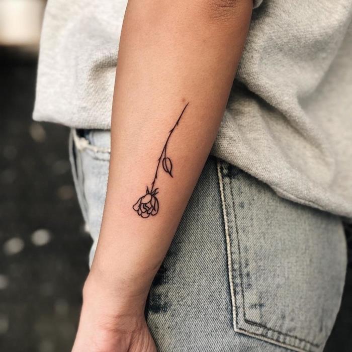 luštna vrtnica z linijami in minimalističnim dizajnom, tetovirano na ženski roki, predloga za risanje s črnilom v cvetličnem dizajnu