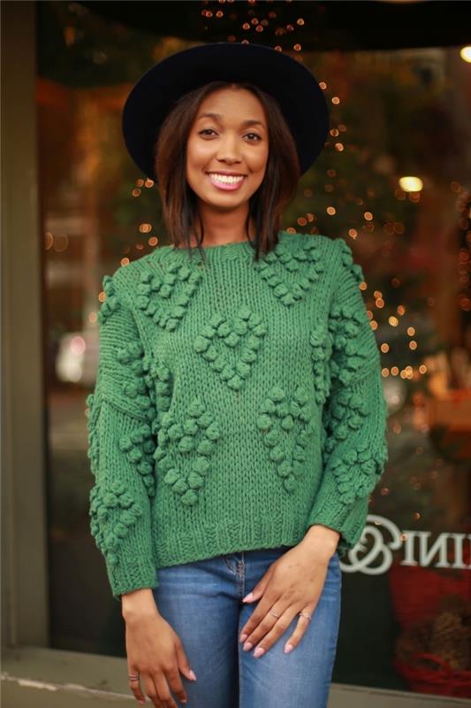 originalūs madingi 2019 metų moteriškų megztinių modeliai su pompominių širdžių dekoravimu, žalios spalvos tendencija moterų mada