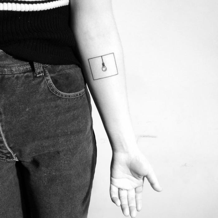 odličen primer majhne ženske tetovaže na roki v abstraktnem dizajnu z uokvirjeno žarnico