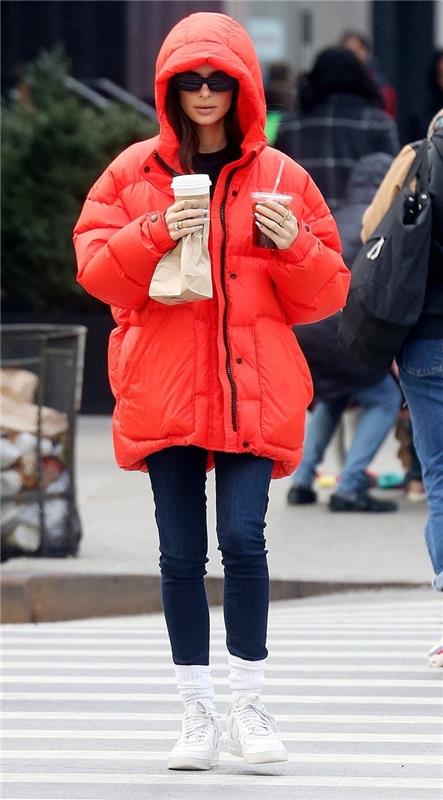 tamsūs džinsai balti batai žieminiai amerikietiški drabužiai saulės akiniai raudona striukė moteris atsitiktinė išvaizda