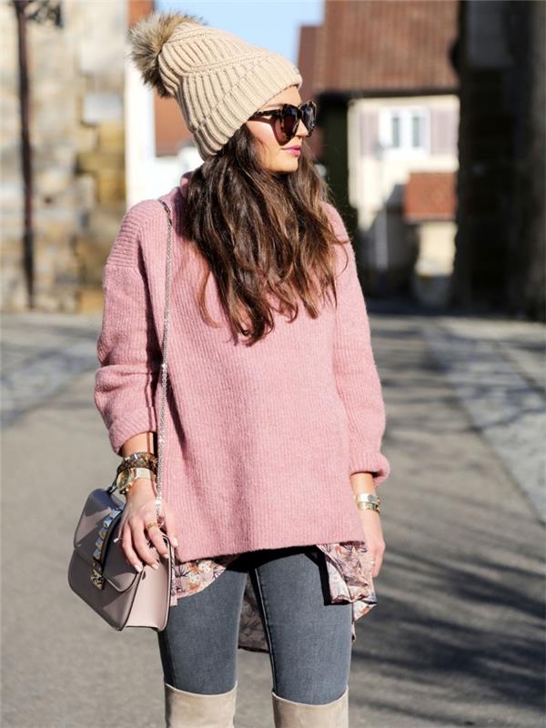 pavyzdys, kaip žiemą dėvėti rožinę, prašmatni moteriška apranga tamsiais džinsais ir dizainerio megztinis pastelinės rožinės spalvos