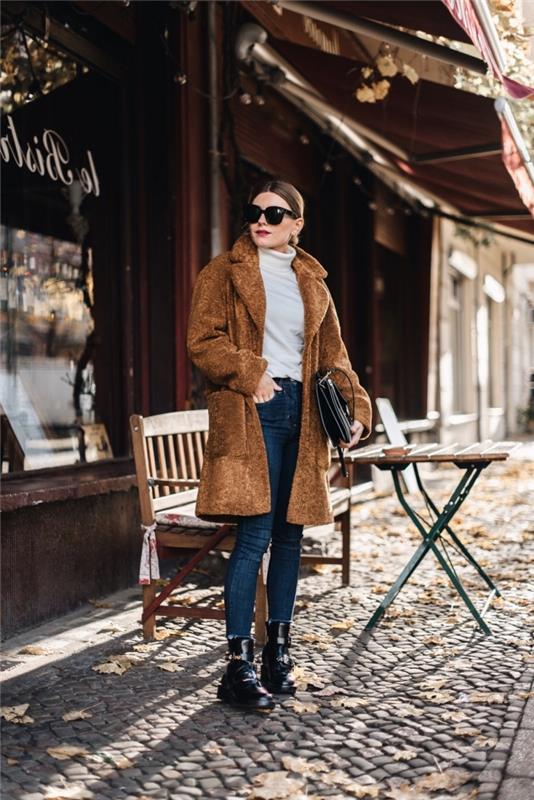 elegantna ideja zimskega videza v jeansu in puloverju z velikim rjavim plaščem, kako se ujemati z barvami vaših oblačil
