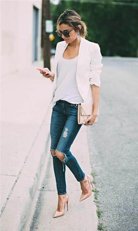 kaip dėvėti plaukus verslo moteriai, profesionali aprangos idėja su džinsais ir baltu švarku