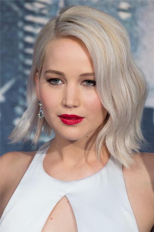 Jennifer Lawrence kare gradyan ve beyaz elbiseli dalgalı sarı kutup rengi kırmızı ruj