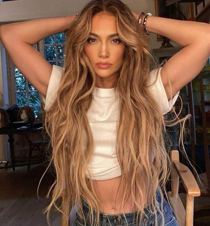 Jennifer Lopez su labai ilgų plaukų rapunzelio būdu šviesiaplaukiais akcentais ant rudų plaukų sirenos