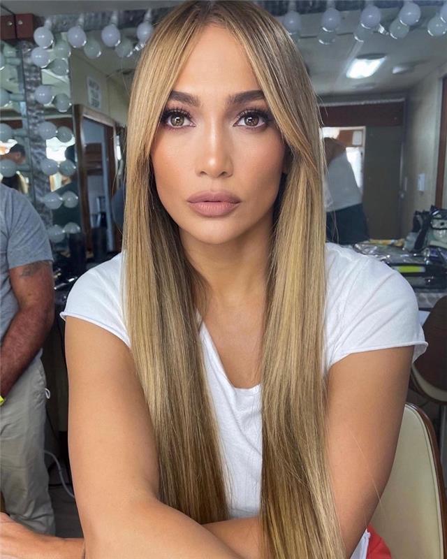 Jennifer Lopez perdeli çok uzun saç sarı saç rengini patlatıyor