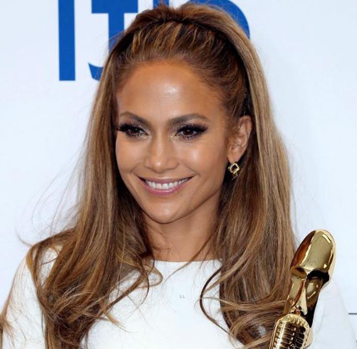 jennifer lopez, starinsko elegantna pričeska, dolgi lasje, volumen na vrhu, kroj za kvadratni obraz, bela obleka, rdeča preproga