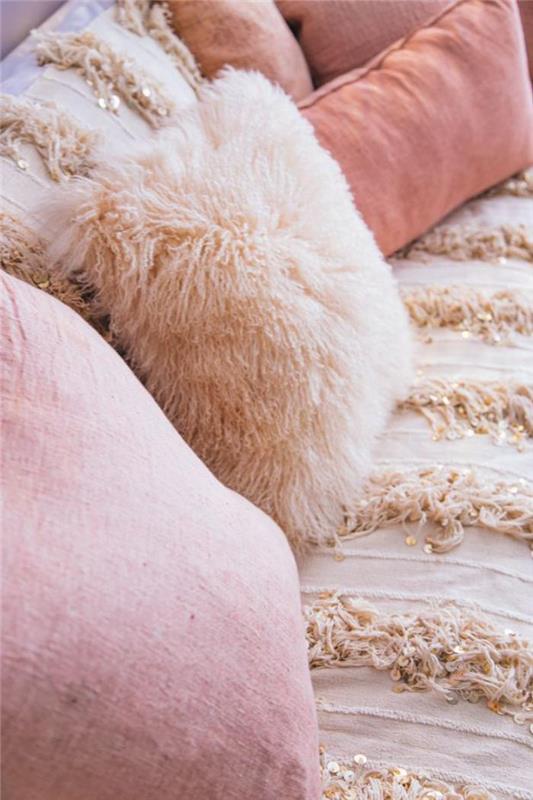 Įmeskite rožinę lovatiesę su rožinėmis dekoratyvinėmis pagalvėlėmis
