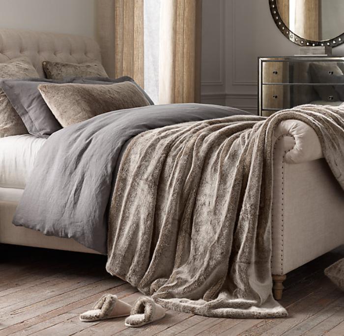elegantiškas smėlio spalvos dirbtinio kailio lovos metimas