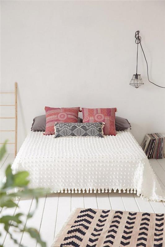 dygsniuota lova-baltas-miegamasis-paprastas-kaimiškas-prašmatnus dekoras
