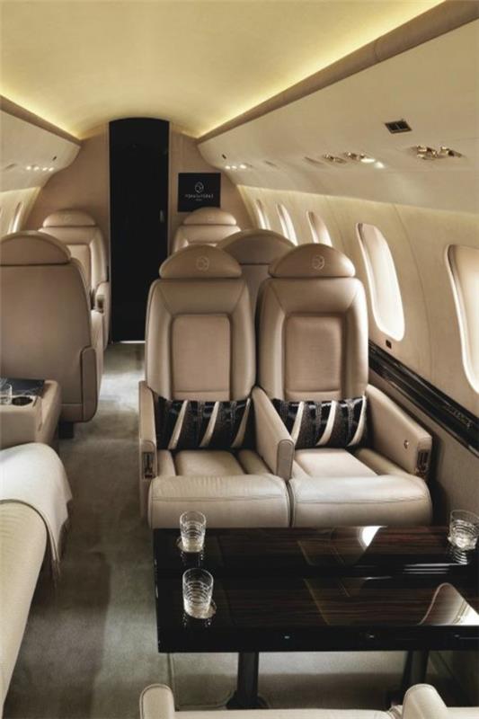 jet-fly-sale-sale-pri-luxury-interior-usnje-sofa-bež-siva