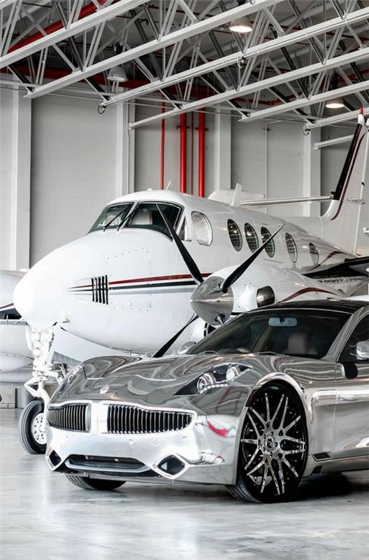 luksuzno-zasebno letalo-z-luksuznim-sivim avtomobilom