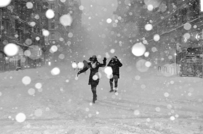Noel resmi indirmek için ücretsiz, kar ve kış teması üzerine beyaz ve siyah fotoğraf, kışın neşe ve kahkaha fotoğrafı