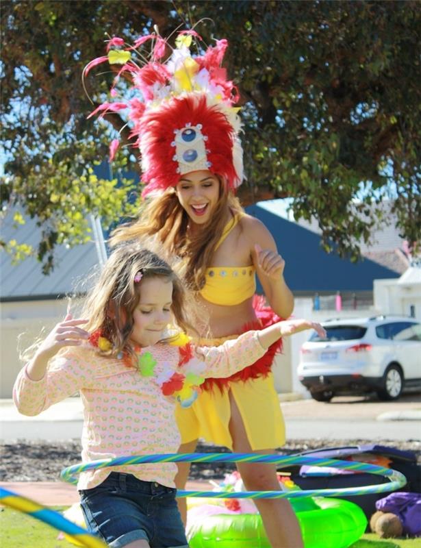 hula hoop ile oyun fikri, bir vaiana küçük kız doğum günü veya hawaii teması için çocuk hula hoop yarışması