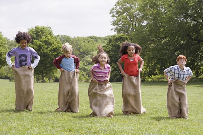 ne bir çocuk doğum günü etkinliği, 10 yaşındaki çocuklarla dışarıda oynamak için bir çanta yarışı oyunu fikri