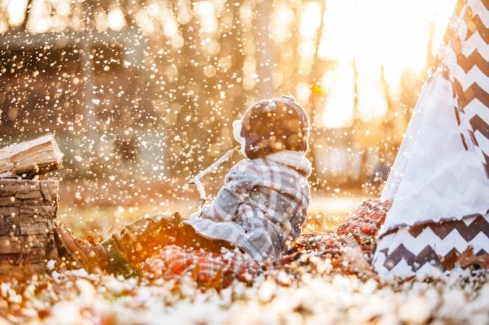 gün doğumunda düşen karın fotoğrafı, karda oynayan bir çocukla ücretsiz masaüstü duvar kağıdı