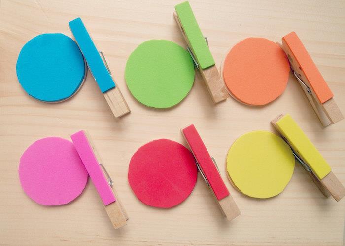 renkli keçe çemberler ve renkli mandallarla renk ilişkilendirme oyunu, kreşte Montessori pedagojisi