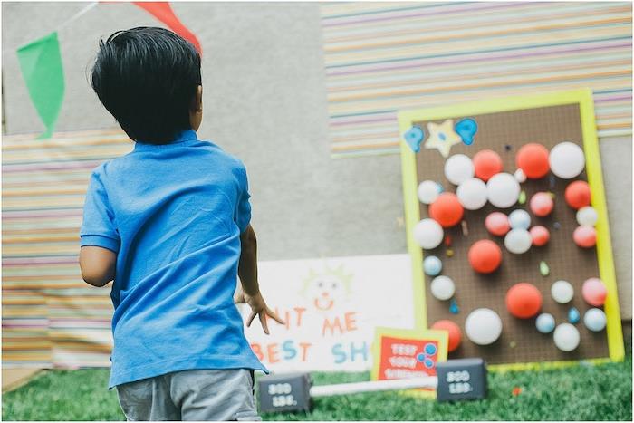 ahşap bir tahtaya yerleştirilmiş renkli balonlarda çocuklar için atış oyunu örneği, 7 yıl doğum günü oyunları