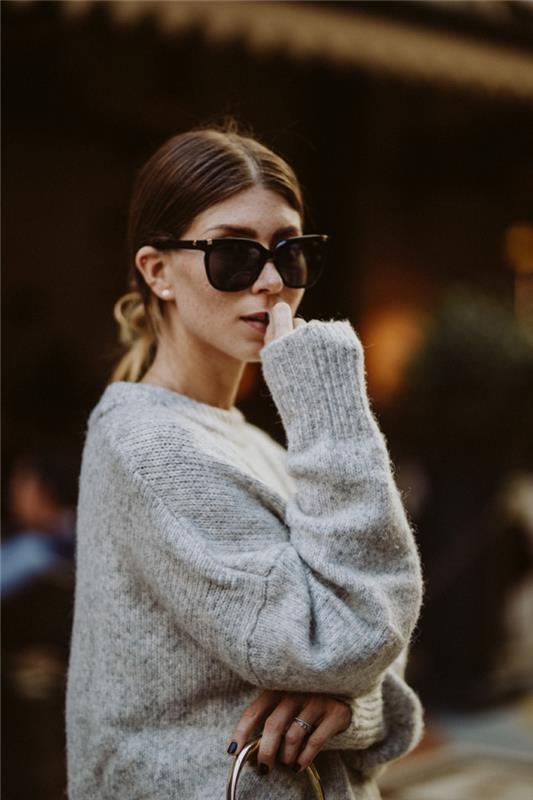 velik volneni pulover, lasje z nizkim repom, torbica z okroglim ročajem, zimska obleka
