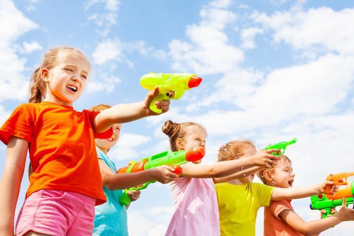 çocuklarla su tabancası oyunu açık, eğlenceli çocuk doğum günü etkinliği fikri, 8 yaşındaki kız oyunları