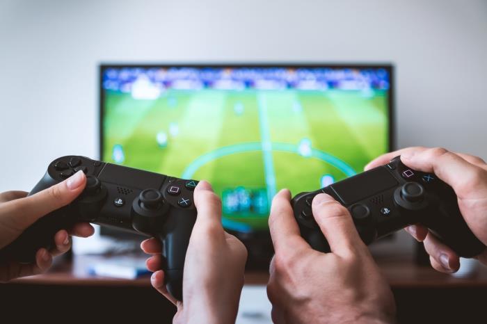 izposodite konzolo playstation 4 s črno in brezžičnim krmilnikom