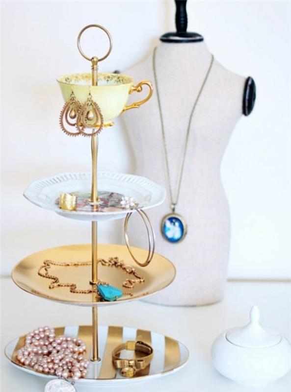 tabaklar ve bir çay fincanı, altın, beyaz ve sarıya boyanmış ve altın bir direğe yapıştırılmış, bir mücevher düzenleyici, sevimli doğum günü fikirleri, bilezikler ve yüzükler, kolyeler ve küpeler içinde