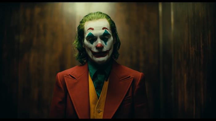 „Joker“ filmas, kuriame vaidina Joaquinas Phoenixas ir kurį režisavo Toddas Phillipsas, ką tik pristatė antrą anonsą