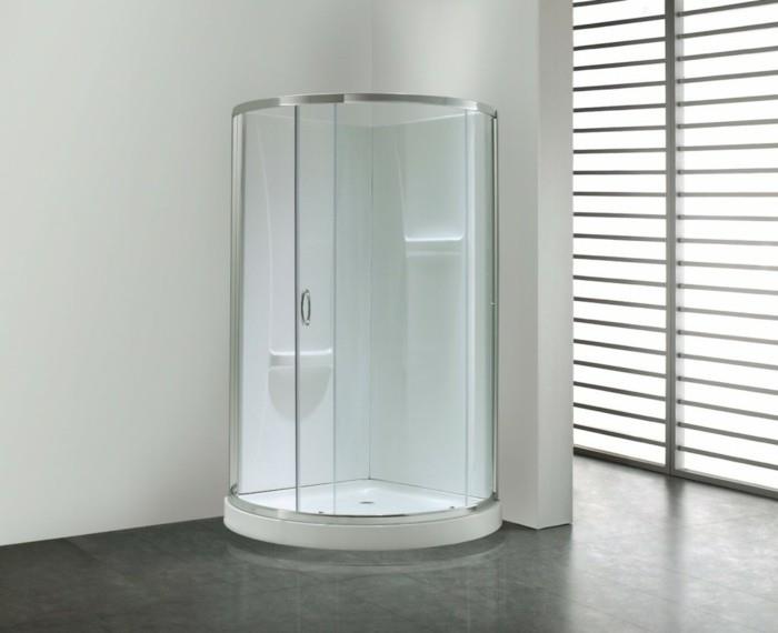 džiaugsmo kampelis-dušo kabina-už-pilkai plytelėmis išklota vonia-dušo kabina