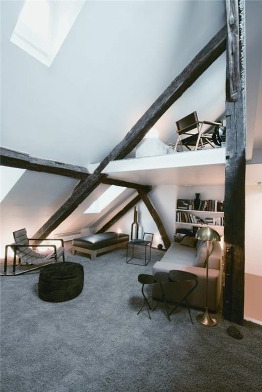 lepo podstrešno stanovanje s belimi stenami in masivnimi lesenimi tramovi temno rjave barve