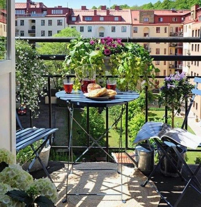 güzel-balkon-katlanır-ütü-masa-balkon-güzel manzaralı-balkon-için-çiçekler