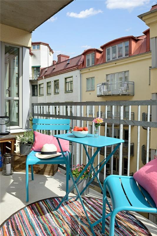 lep balkon z okroglo zunanjostjo preproge za moderno stanovanje balkon