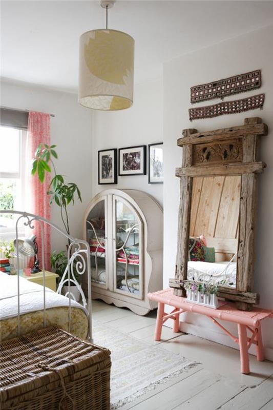 gana-rožinis-suoliukas-baltos sienos-smėlio spalvos liustra-bambuko baldai miegamajame