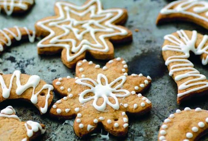mielas kalėdinis slapukas-žvaigždžių formos-kaip-papuošti-kalėdinį stalą-su sausainiais
