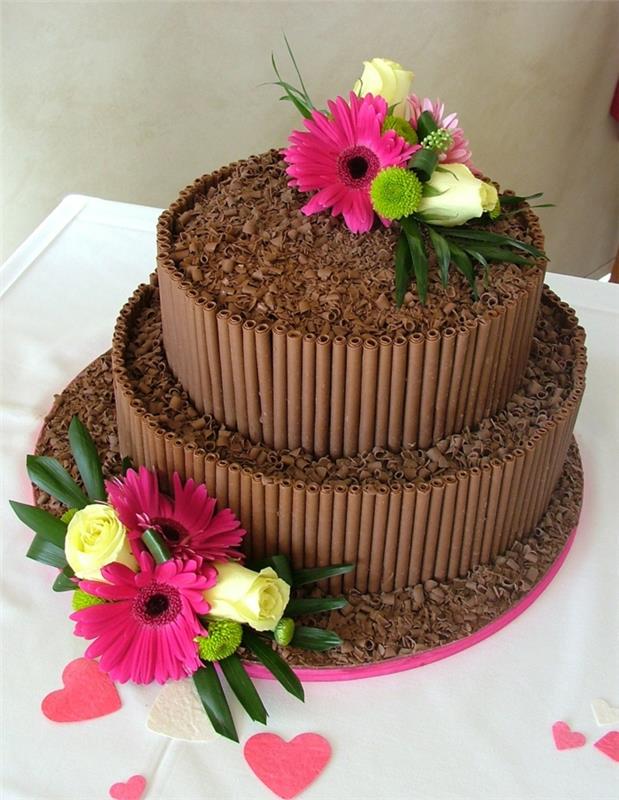 šokoladinis gimtadienio tortas, spalvinga gėlių puošmena, elegantiškas dviejų aukštų pyragas
