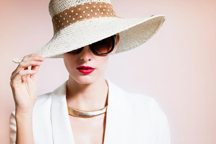 klobuk z obrobjem, slamnati ženski klobuk, ogrlica statement, rdeča šminka, prevelika sončna očala