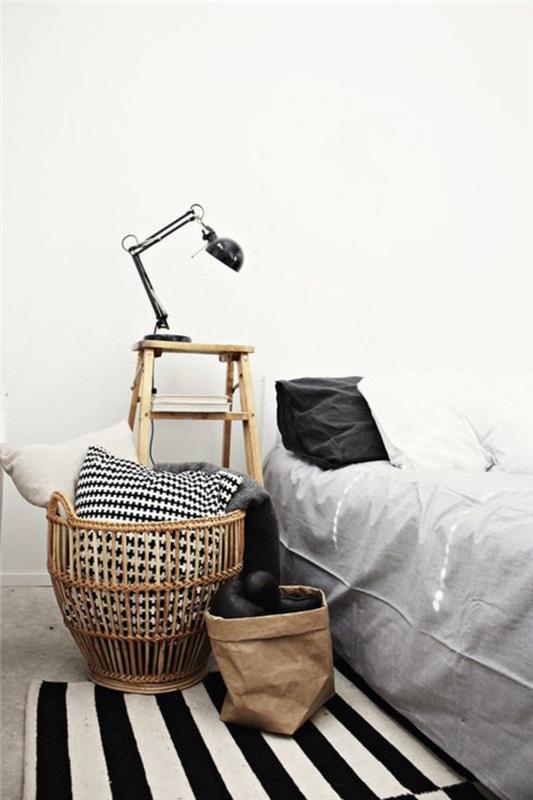 lepo-bambusov prtljažnik-za-spalnico-z-belo-črno-črtasto preprogo