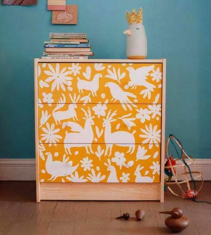 lepo-lesena-komoda-prenova-lesenega-pohištva-v-rumeni barvi-z-dekoracijo-v-obliki-ptic