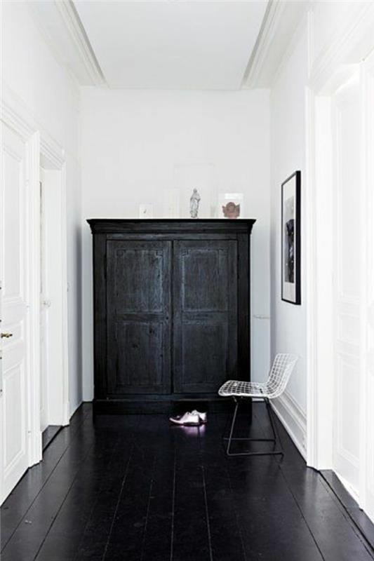 gražus prieškambaris su juodu parketu ir baltomis sienomis-juodos grindys-baltos sienos-baltos lubos