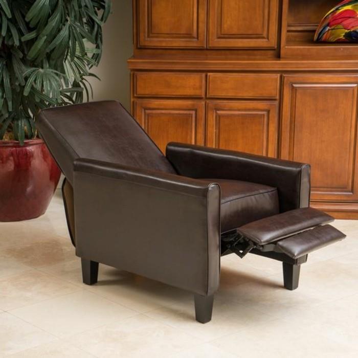 gražus dizainas-be streso-pigus-fotelis-rudos odos-prašmatnus-svetainė-smėlio spalvos plytelės